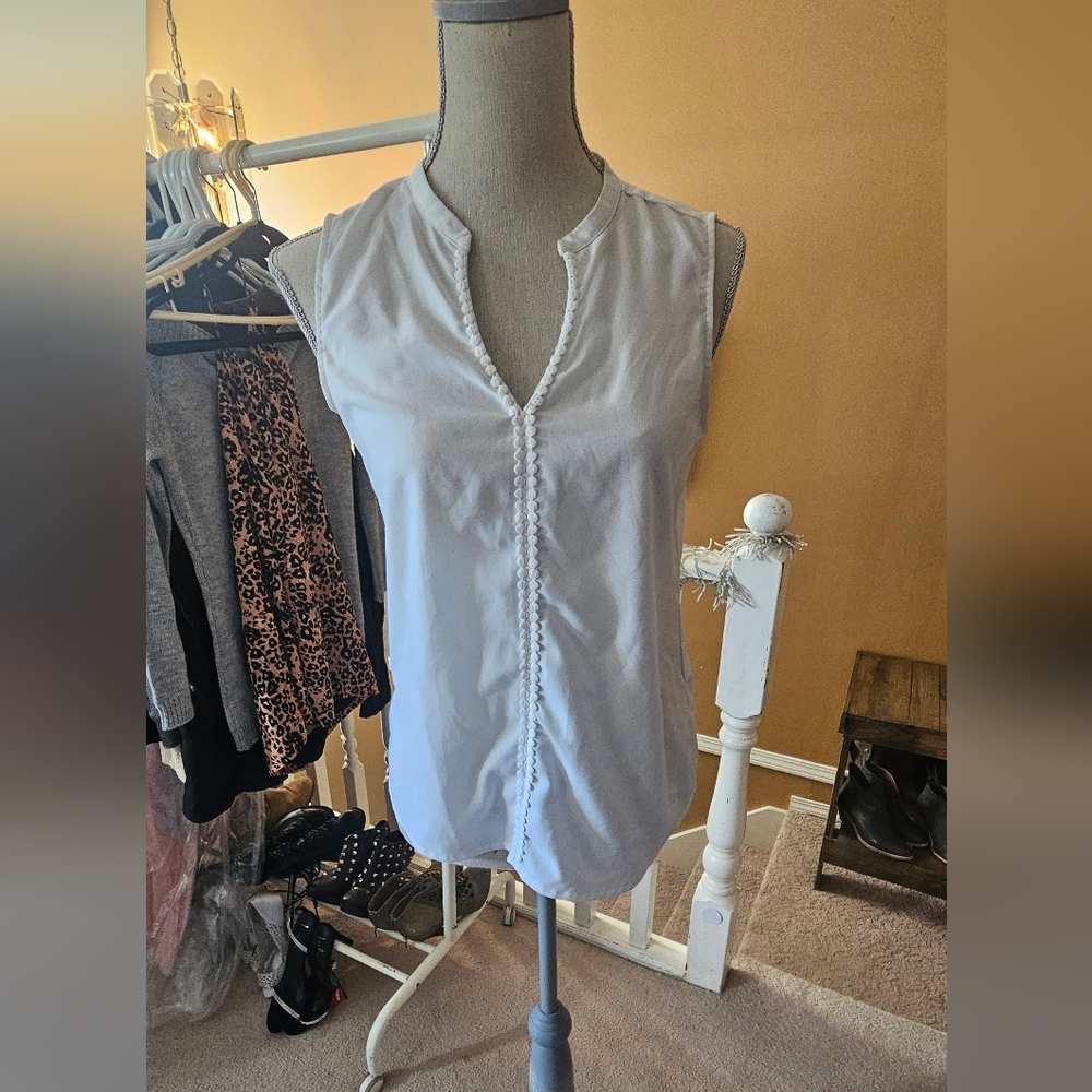 Chic White Sleeveless Blouse